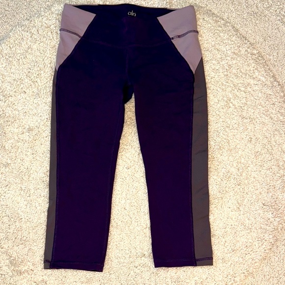 ALO Yoga Pants - Alo Cropped Leggings - Size M